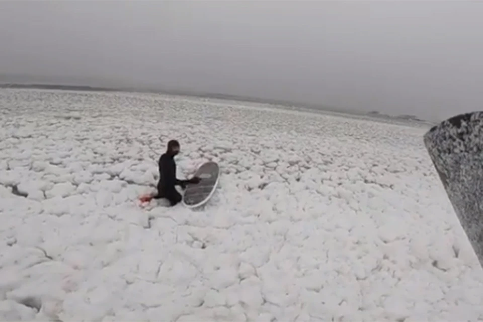 Серфингисты из Петербурга вышли ловить волну на Финский залив, покрытый льдом.