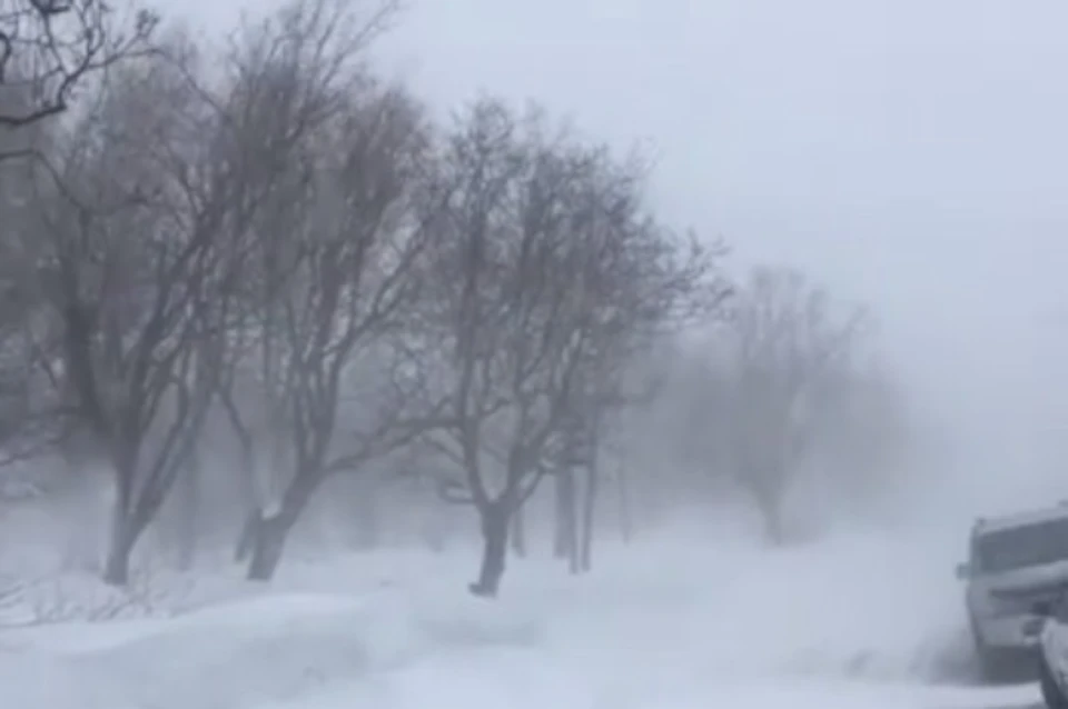 Снежная буря бушует на Сахалине, Камчатке и Хабаровском крае: задержки рейсов, массовые ДТП и отмены занятий в школах