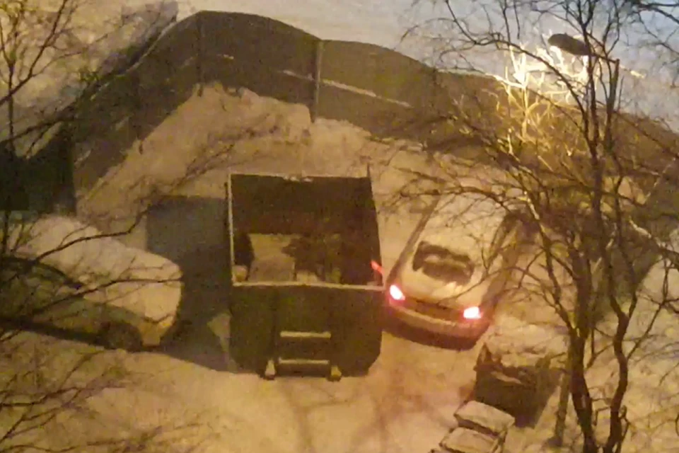 Коммунальщики забаррикадировали автомобиль, припаркованный на площадке для мусора в Петербурге