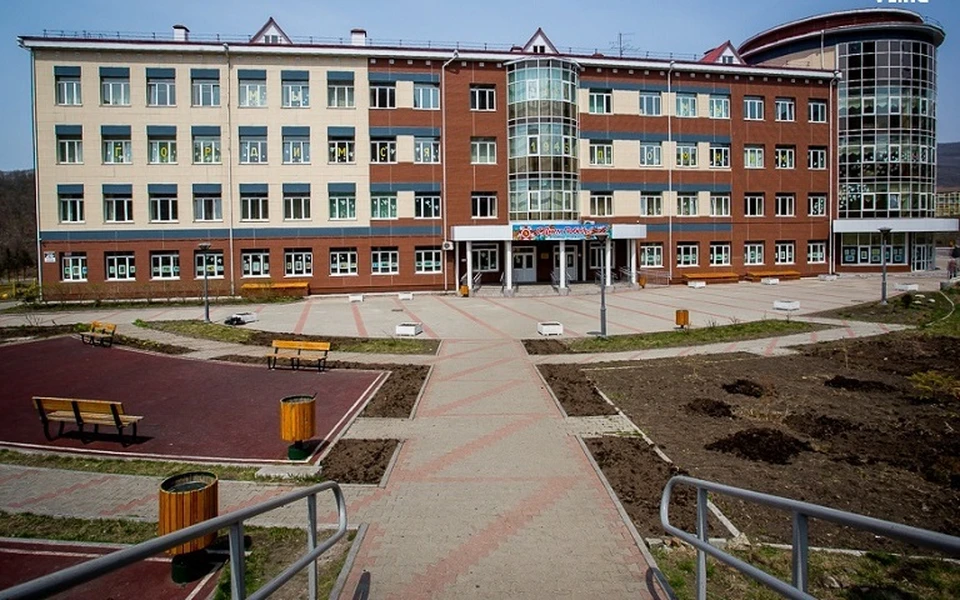 82-я школа Владивостока. Её учеников сегодня эвакуировали. Фото: Vl.ru