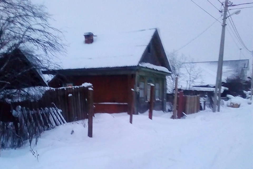 В этом полуразрушенном доме и проживают Наталья и Михаил с двумя детьми. Фото: архив "КП"