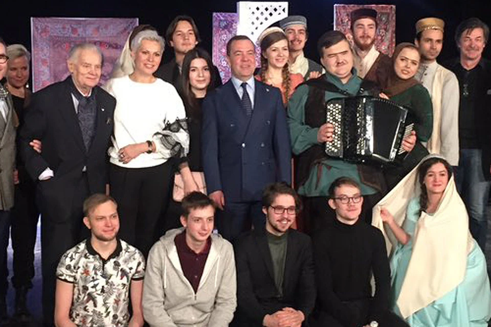 Дмитрий Медведев посетил открывшийся после ремонта учебный театр ГИТИСА в Большом Гнездиковском переулке.