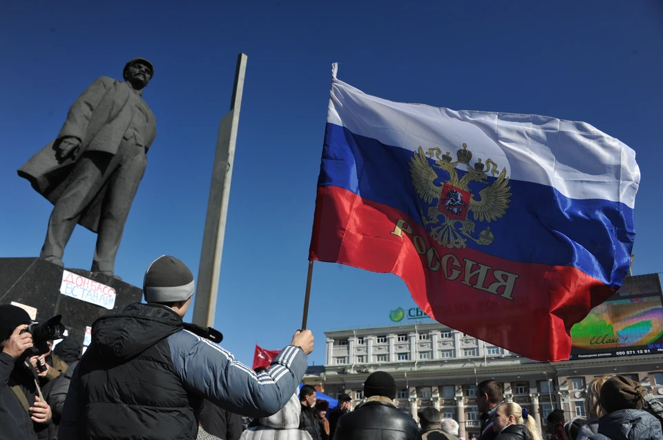 Российский флаг на площади в Донецке, "Русская весна" 2014 года.