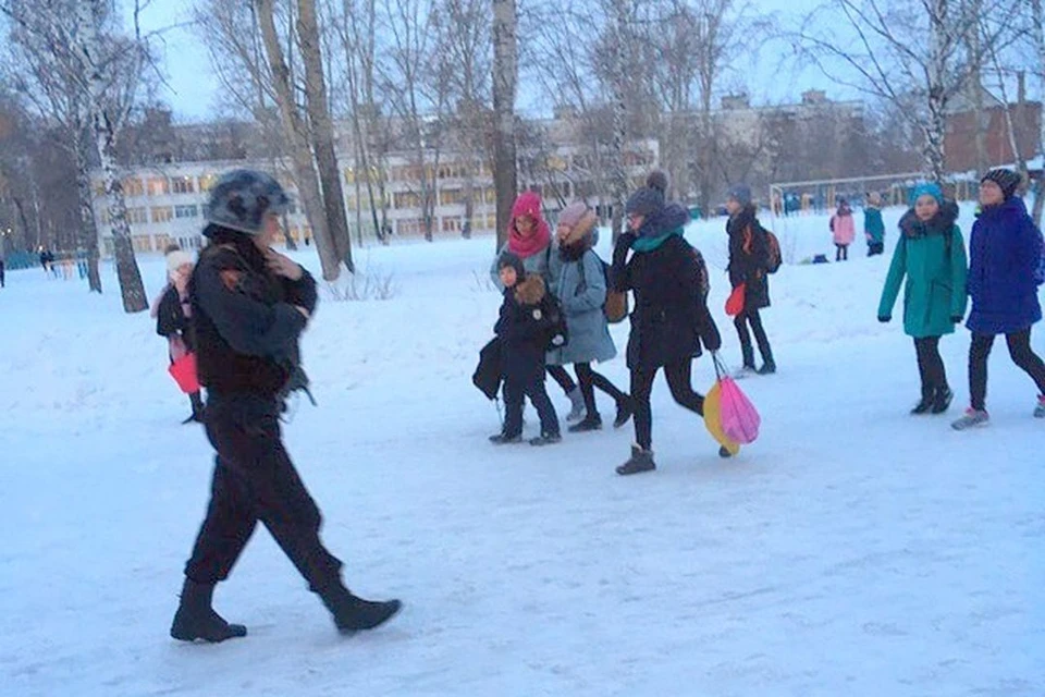 Эвакуация в школе №63 прошла штатно. А вот в некоторых школах дети вышли на мороз без курток. Фото: предоставлено читателем "КП".