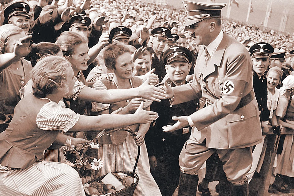 Женщины обожали фюрера, несмотря на то, что он отнюдь не был красавцем: вероятно, действовала магия власти.