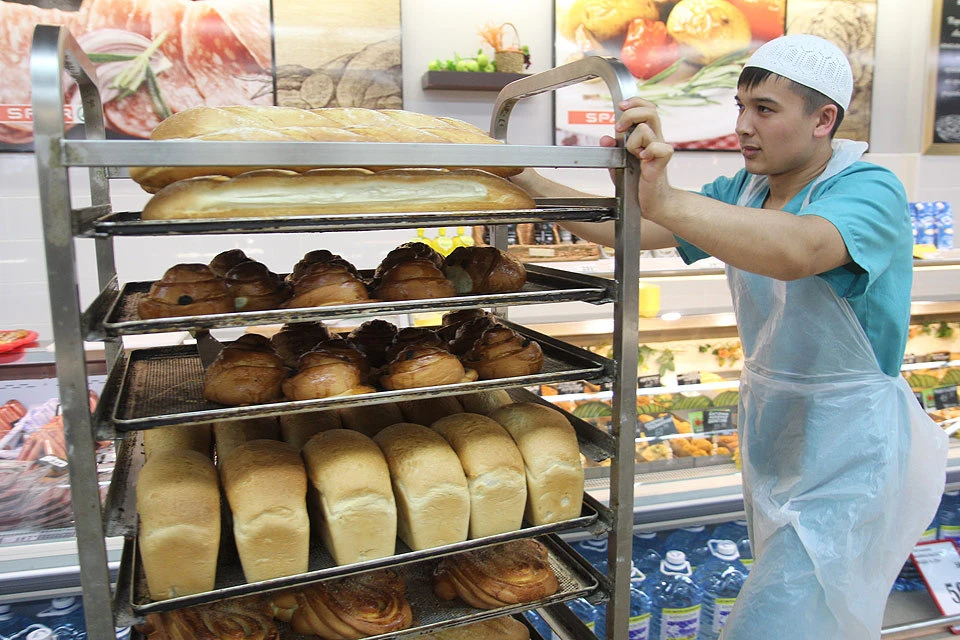 Свежевыпеченный хлеб в одном из супермаркетов Иркутска.