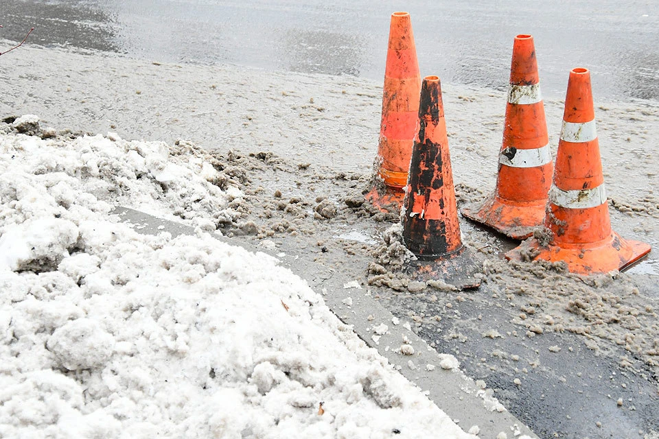 Зимой к проблемам с разбитыми дорогами прибавляется еще и неразличимая в непогоду разметка.