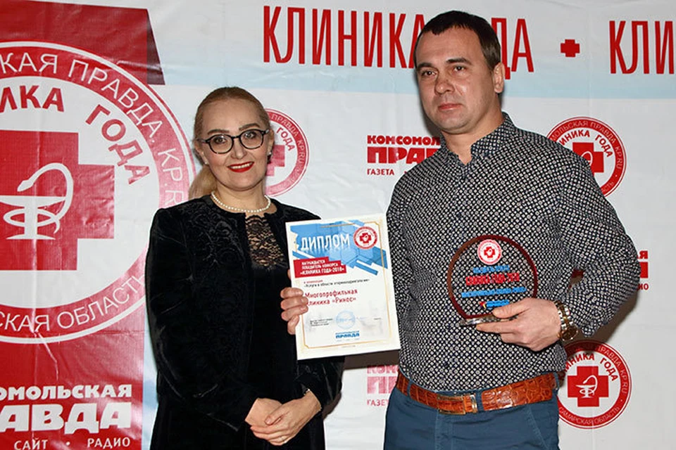 Главный врач клиники "Ринос" Александр Водолазов получает заслуженную награду из рук директора ИД "Комсомольская правда - Самара".
