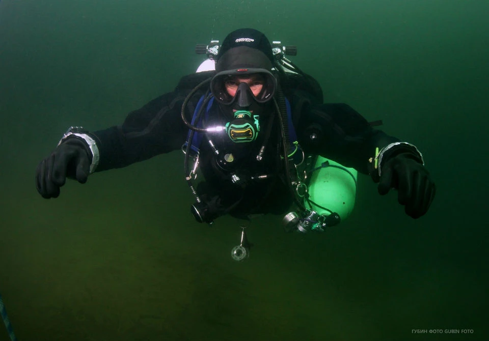Дайверы провели в ледяной воде Изумрудного озера 605 минут. Фото: Александр Губин