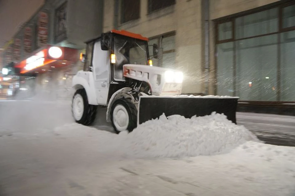 120 литров топлива снегоуборочному трактору хватает на одну смену.