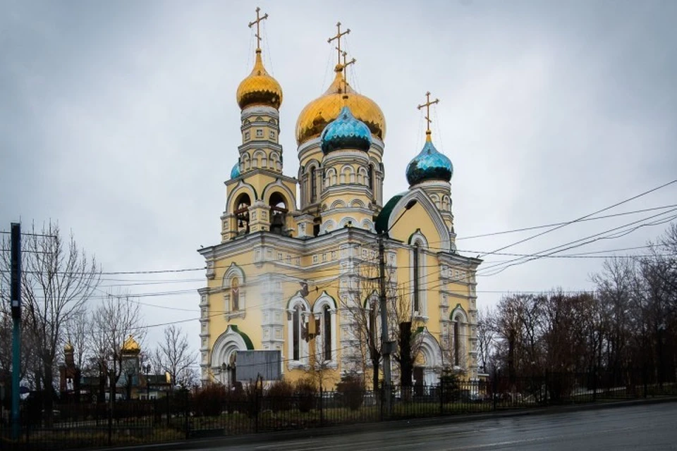 Покровский парк является популярным местом для прогулок. Местный храм является главным в городе (собор на центральной площади все еще строится). Фото: newsvl.ru
