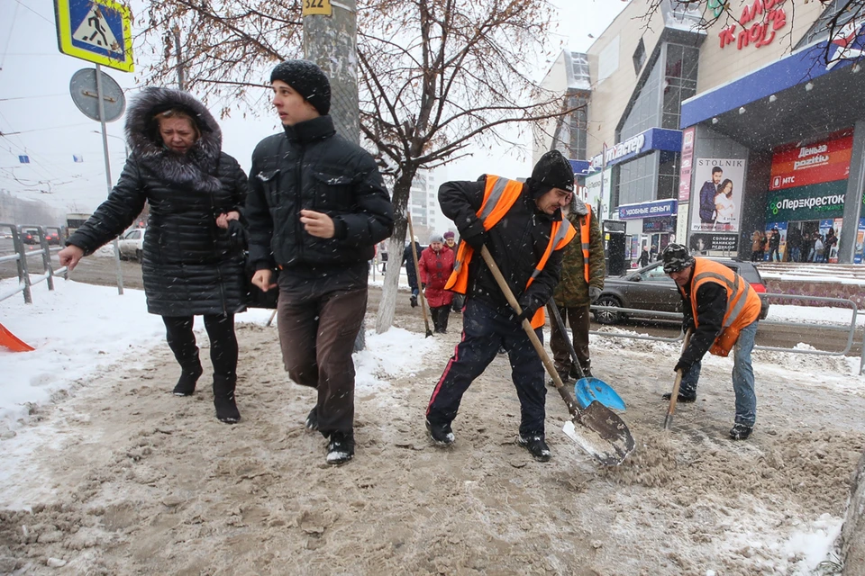 Горожане жалуются на нечищеные тротуары и дворы. Фото: Валерий ЗВОНАРЕВ.