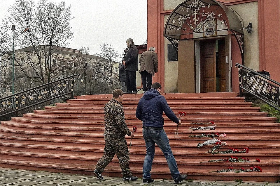 Год назад террорист напал на православный храм Георгия Победоносца в Кизляре. Фото: Низами Гаджибалаев / ТАСС