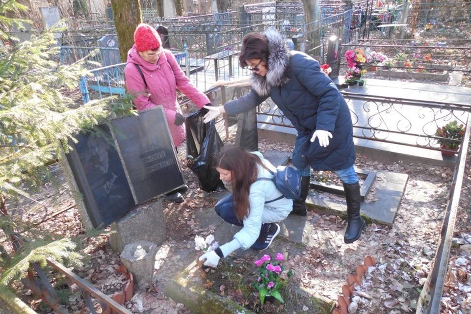 Накануне памятной даты поклонники Снегова посетили могилу писателя. Убрали листья и ветки, положили цветы, почитали снеговские стихи...