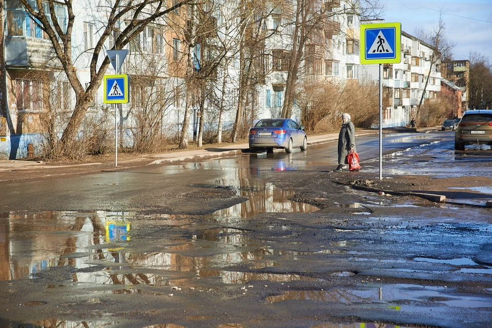 Улицы Пскова после зимы находятся в ужасном состоянии.