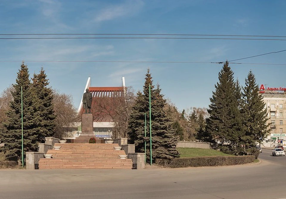 На этом месте Леонид Полежаев хочет восстановить храм, разрушенный в советские годы. ФОТО:55r.su