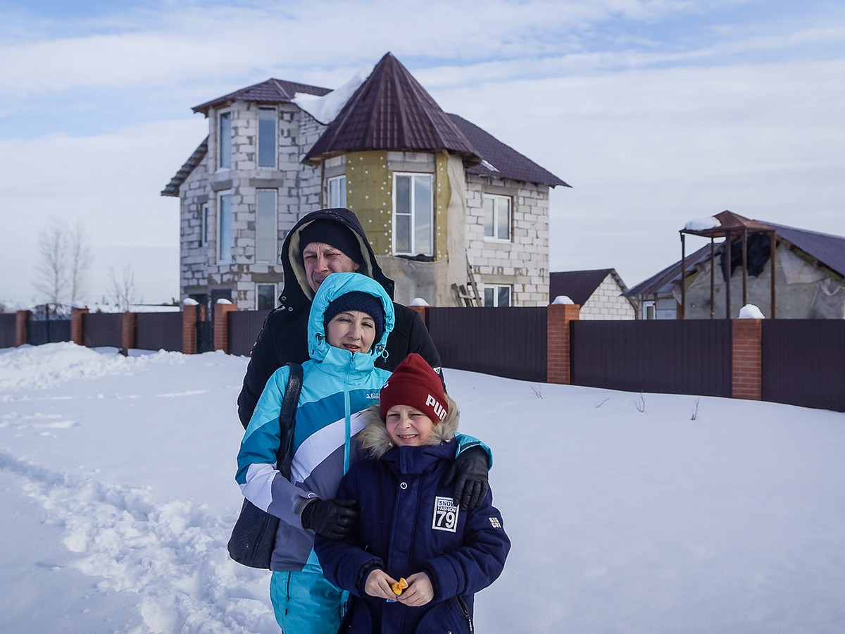 «Нас кинули на жизнь в аду»: в Самаре многодетные семьи уже пять лет  вынуждены жить в чистом поле без света, газа, дорог и адресов - KP.RU