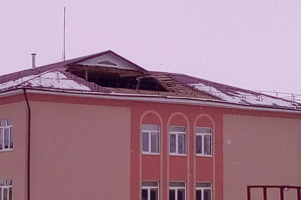 Частичное обрушение кровли гагинской средней школы произошло в ночь на 1 марта. Фото: ТК "Волга"