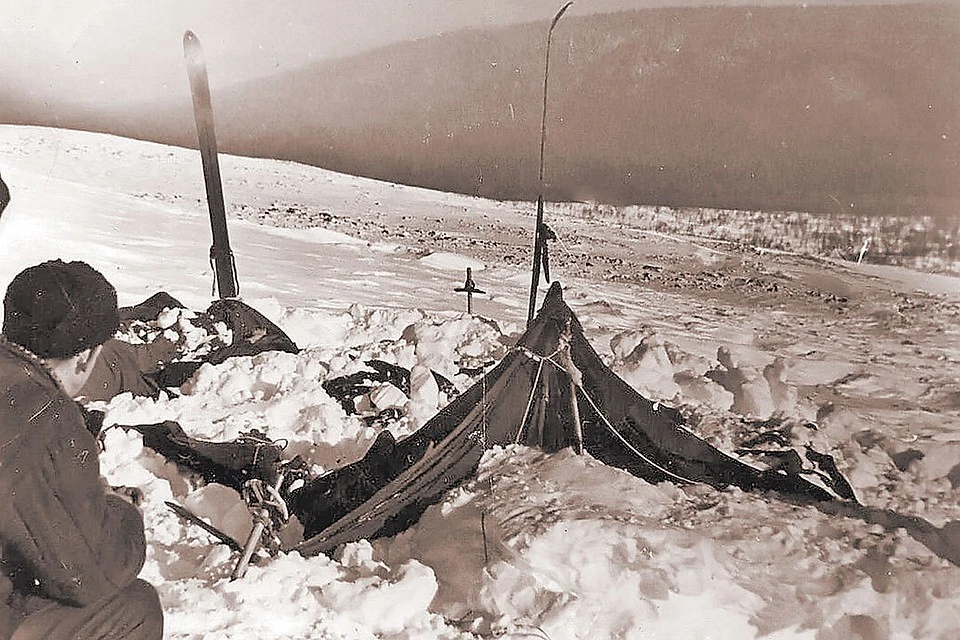 Такой обнаружили палатку дятловцев участники поисков. Фото: Фонд памяти группы Дятлова