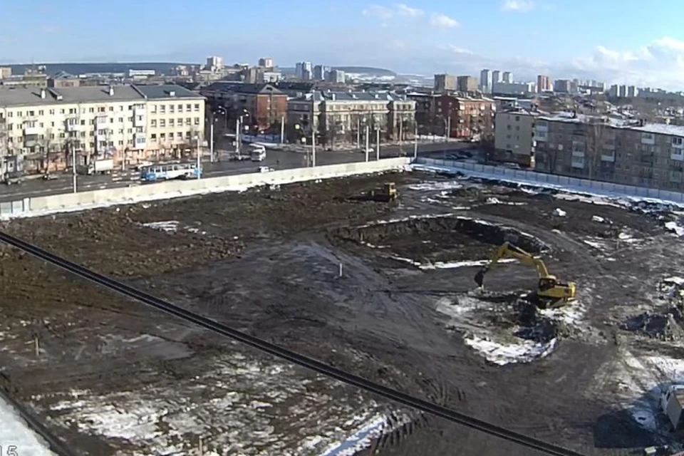 На месте кемеровского ТЦ «Зимняя вишня» работает строительная техника. Фото: камеры видеонаблюдения Goodline.