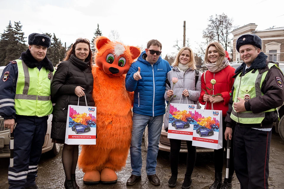 Челябинских автомобилисток поздравили с 8 Марта