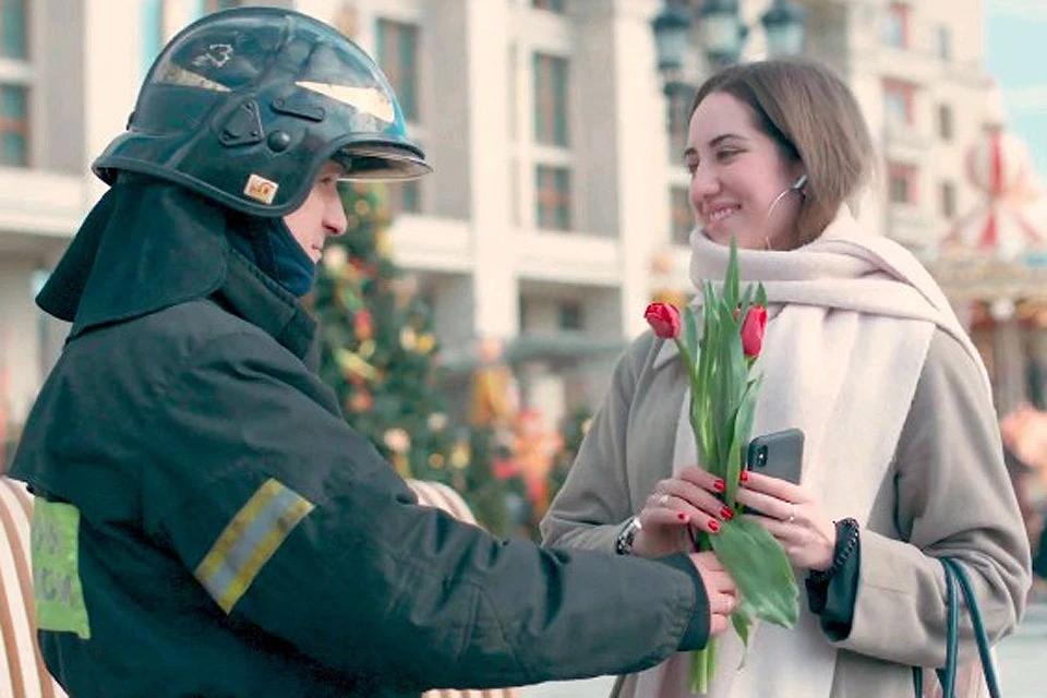 Сотрудники МЧС вручили москвичкам более 500 цветочных букетов.