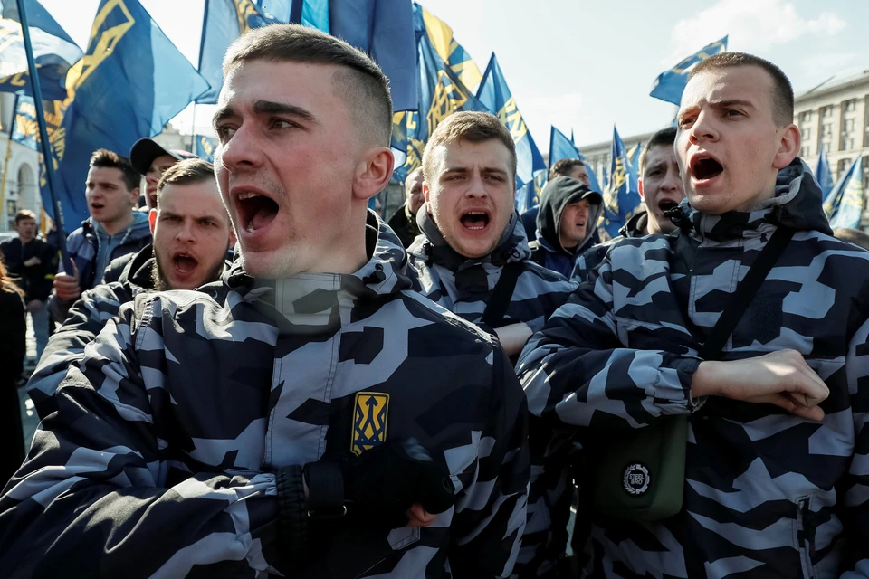 Несколько тысяч националистов из «Национального корпуса» вышли в центр Киева, чтобы предъявить ультиматум Порошенко