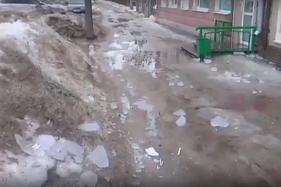 Глыба льда упала на девушку в Нижегородской области. Фото: скрин с видео