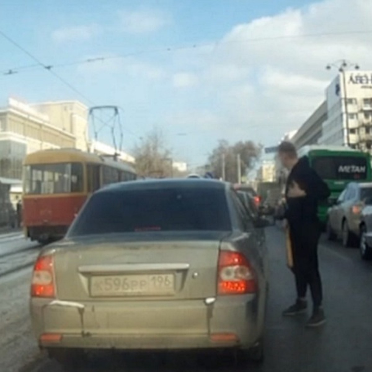 Неудачно подшутил над другом»: в центре Екатеринбурга хулиган обстрелял  машину из пистолета - KP.RU