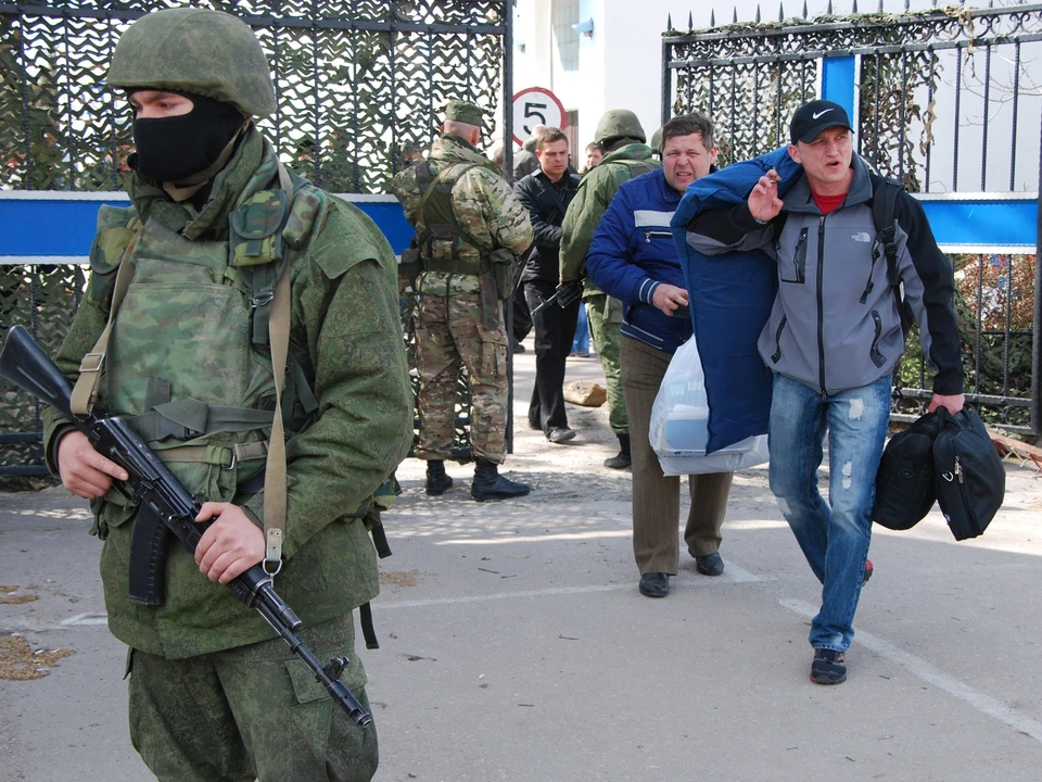 Украинские военные покидают воинскую часть в Крыму в 2014 году