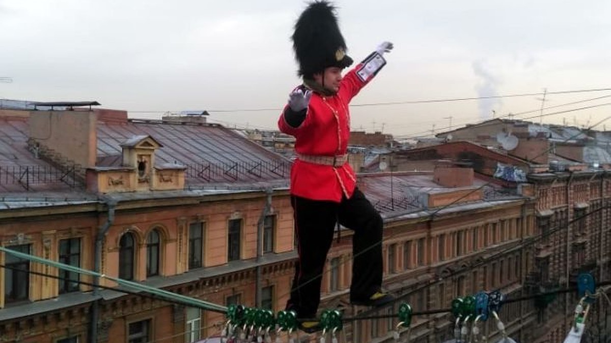 Канатоходца из Екатеринбурга задержали в Северной столице, когда он шел по  стропе с одного дома на другой - KP.RU