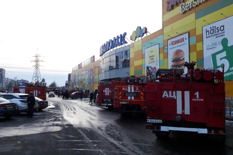 Пожарная сигнализация сработала в торгово-развлекательном центре "Акваполис" примерно в 18.40.