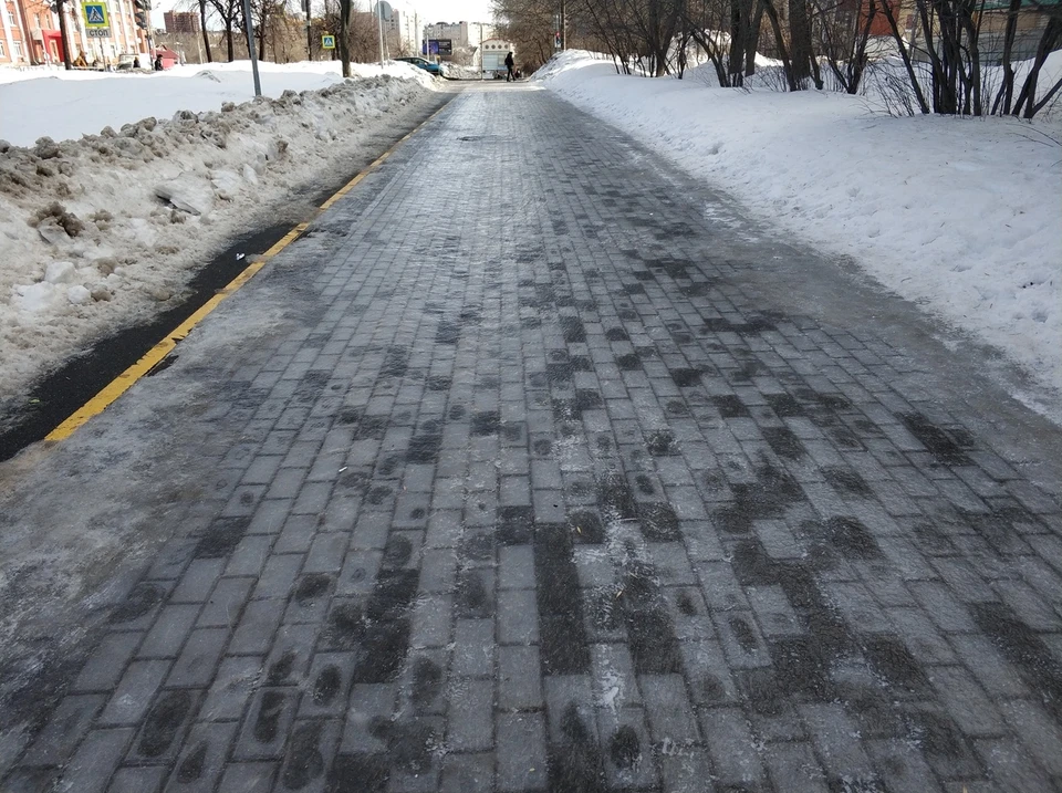 Гололед в ростове на дону. Гололед в Ижевске. Гололедица Ижевск ноябрь. Гололёд в Российской империи. Тротуар в гололед вид с боку без людей.