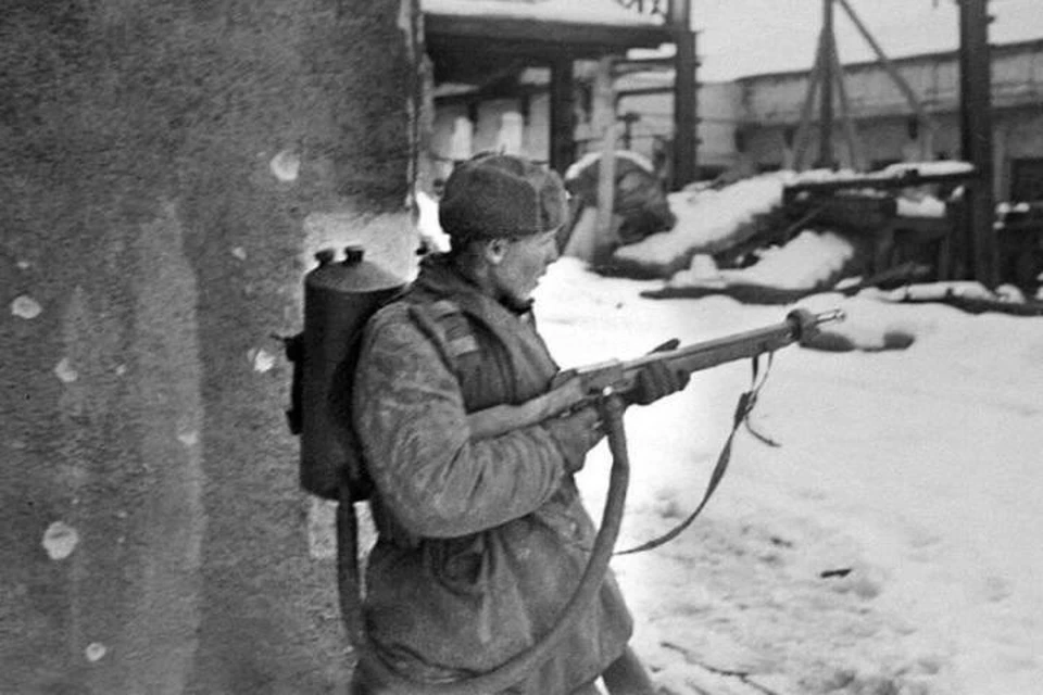 Боец Красной армии с огнеметом РОКС-3.