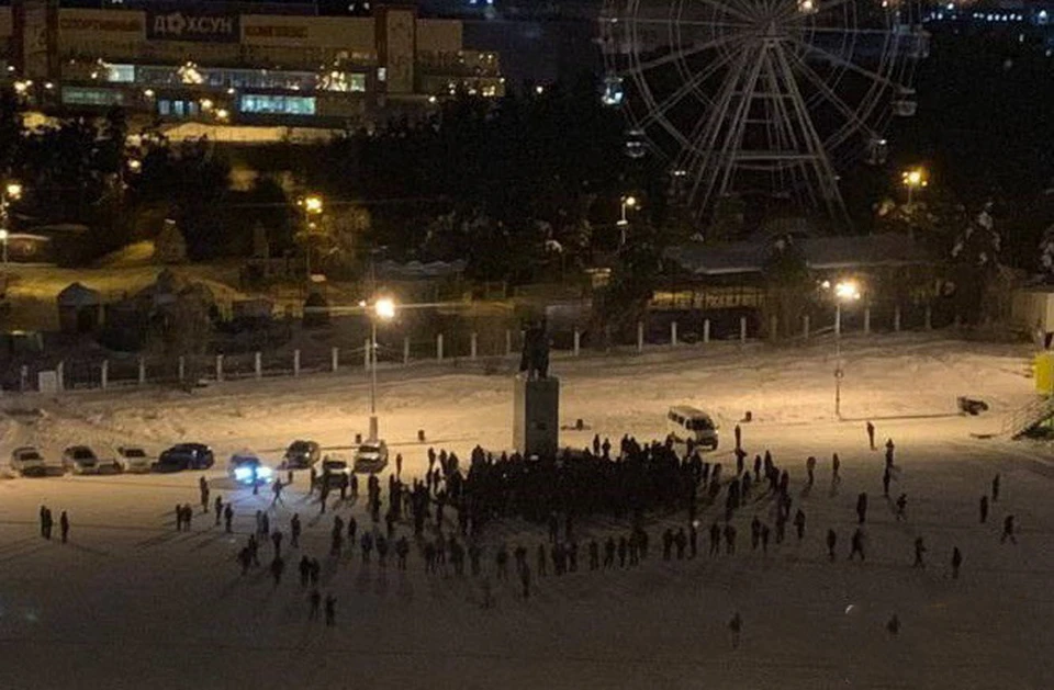По разным данным, на Комсомольской площади столицы республики собралось от ста до двухсот человек. Фото: News.Ykt.Ru.