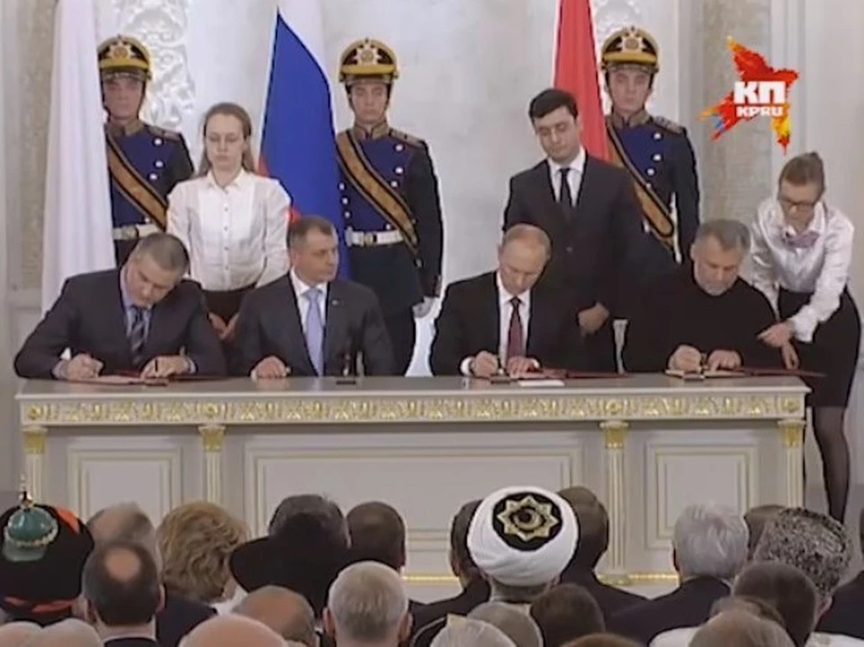 Путин, Аксенов, Константинов и Чалый подписывают исторический договор. Фото: скриншот видео