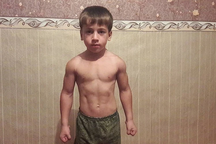 Шестилетний "Шварценеггер" из Чечни установил новый мировой рекорд по отжиманию на брусьях