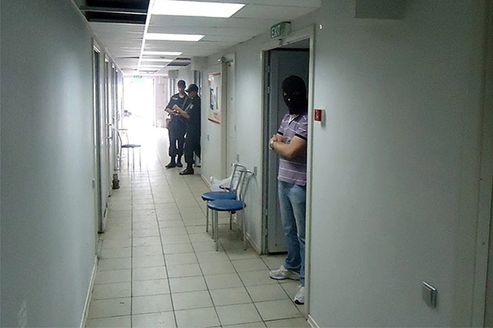 Вход в камеру пыток, так называемую «Библиотеку», тюрьмы СБУ в терминале аэропорта города Мариуполь