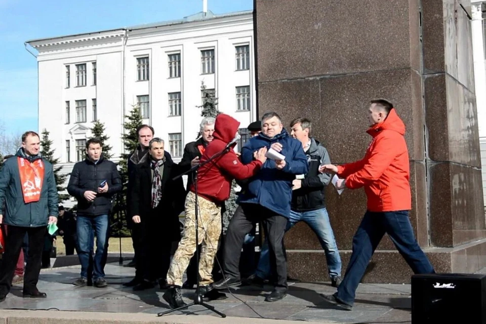 Митинг против строительства "Титан-Полимера" прошел в Пскове на площади Ленина.