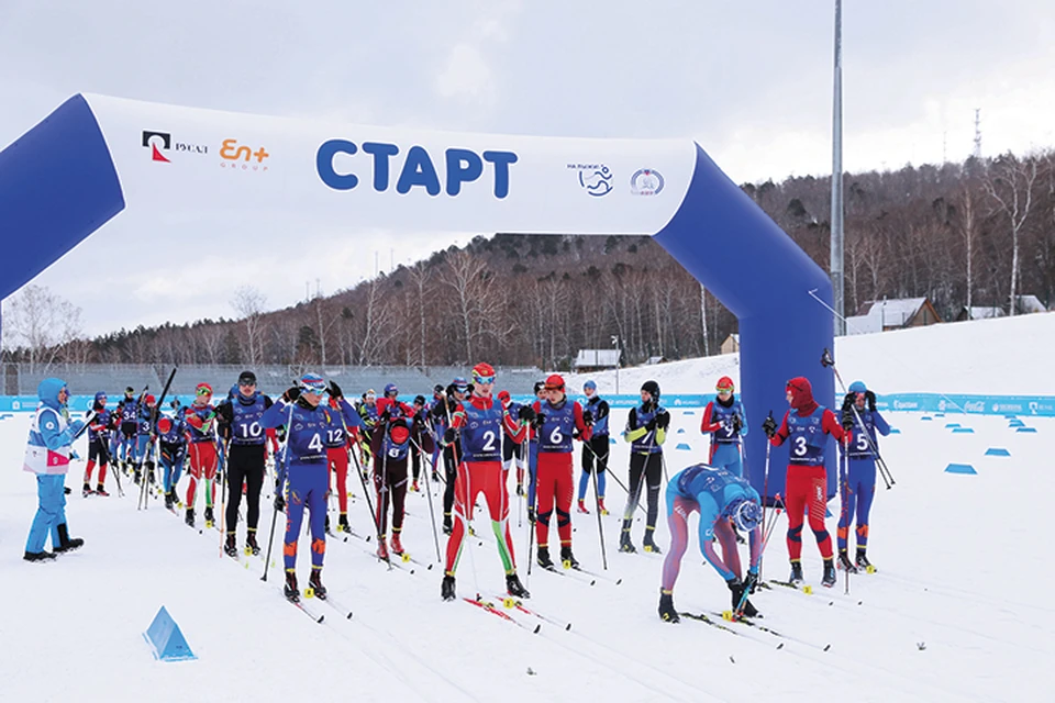 Уже три года в 15 городах России в новогодние праздники проводятся старты для всех желающих под лозунгом «Бросай салат, вставай на лыжи!». Фото: предоставлено компанией РУСАЛ