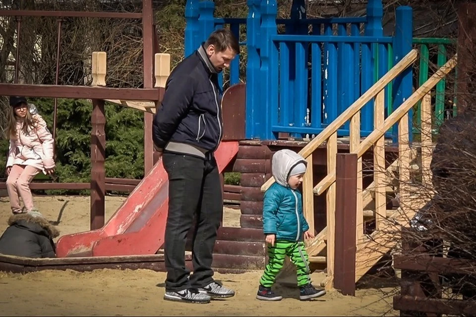 В Донецке на бульваре Пушкина отремонтируют детскую площадку. Фото: столичная администрация