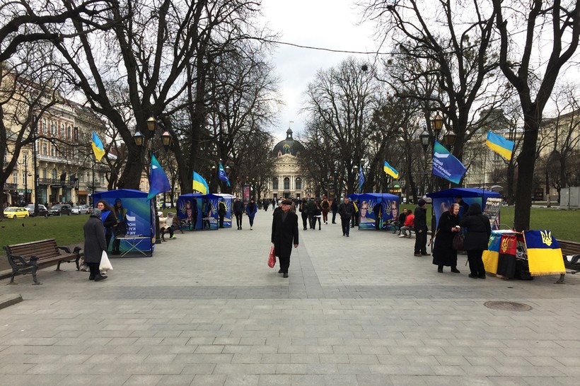 Агитация на улицах Львова. Фото: Анастасия МАТВЕЕВА