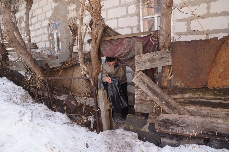 Семье Валерия Симонова приходится пролезать в дыру в заборе, чтобы попасть домой