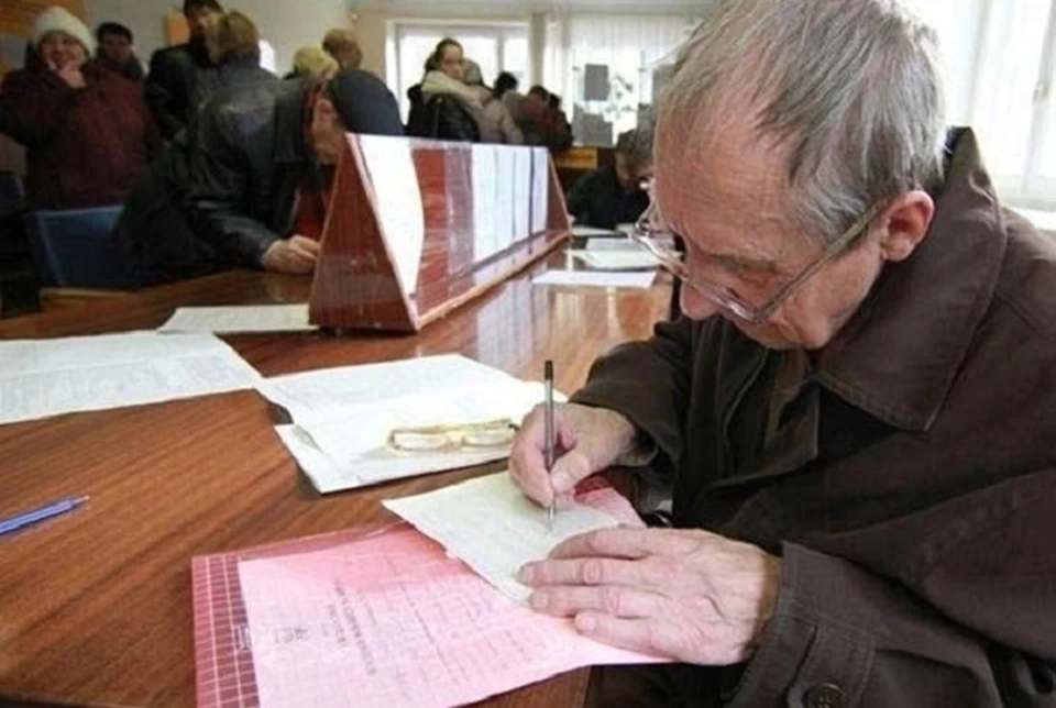 Вместо того, чтобы облегчить жизнь пенсионерам, чиновники "подкидывают" им испытания. Фото: kp.ua