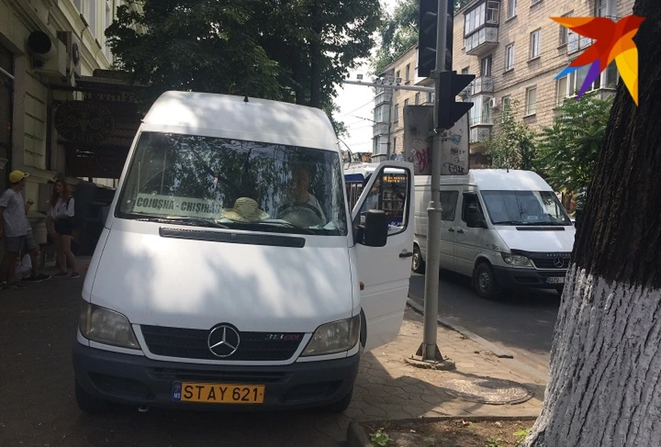 Автобус из Кожушны прибыл в Кишинев со своими ПДД: припарковался, заняв весь тротуар, перекрыл пешеходный переход