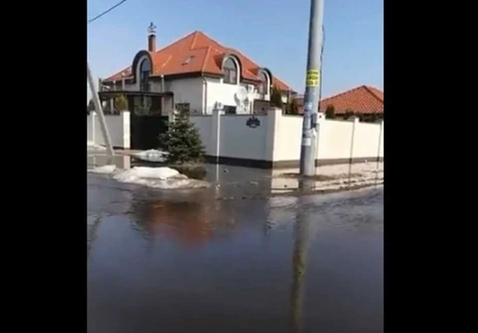 Вода подтопила дома на улицах Пушкина и Кленовой