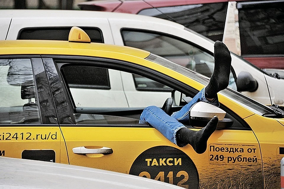 По действующим правилам, разрешение на оказание услуг такси выдается не на конкретного человека, а на машину.