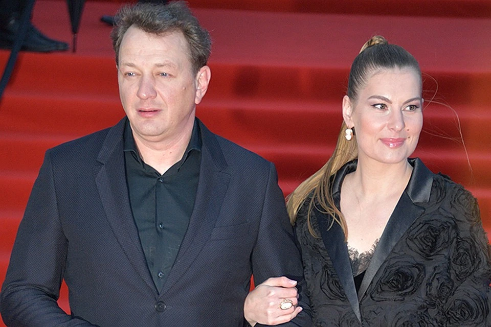 Сам актер долгое время отрицал сам факт развода с Елизаветой Шевыркиной
