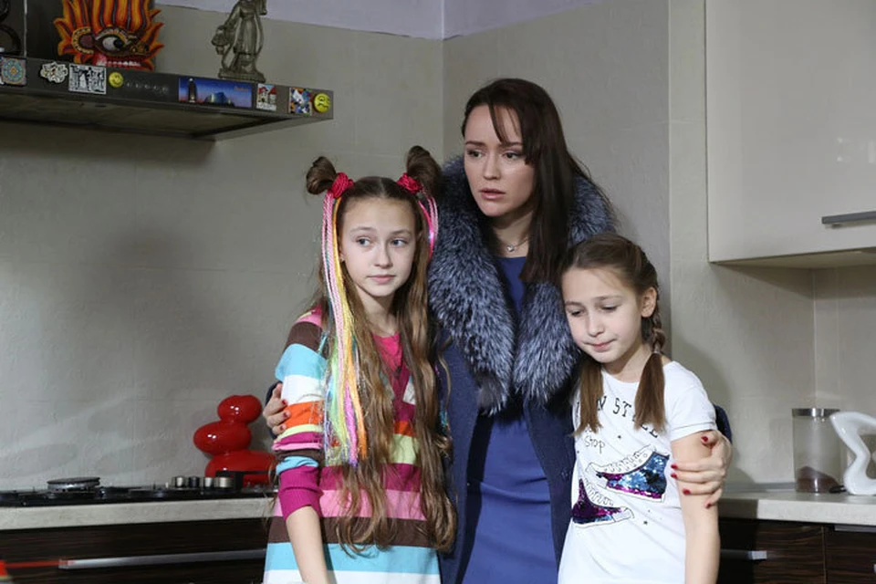 Антонина (Дарья Щербакова) сумела найти общий язык с детьми своей подруги. Фото: Кадр из фильма