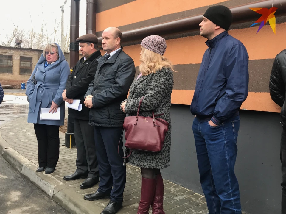 Выстроившись в ряд, чиновники битый час убеждали дольщиков подписать акты приемки.